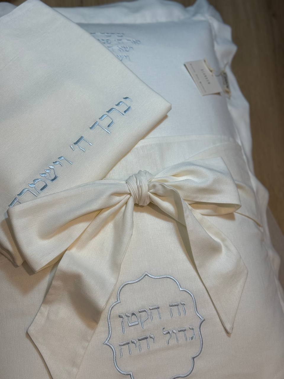 חדש! כרית הגשה לברית בגימור ממוסגר ופפיון - גוון חלבי – תמונה 5