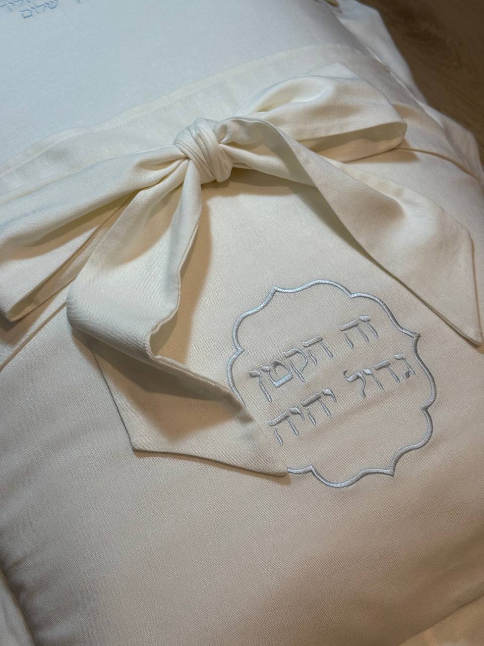 חדש! כרית הגשה לברית בגימור ממוסגר ופפיון - גוון חלבי – תמונה 3
