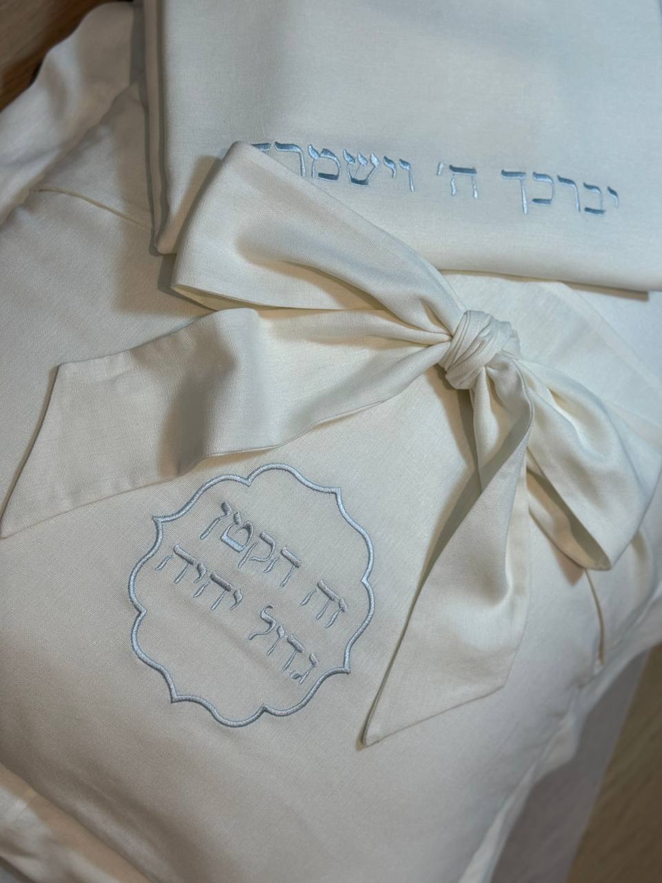 חדש! כרית הגשה לברית בגימור ממוסגר ופפיון - גוון חלבי – תמונה 2
