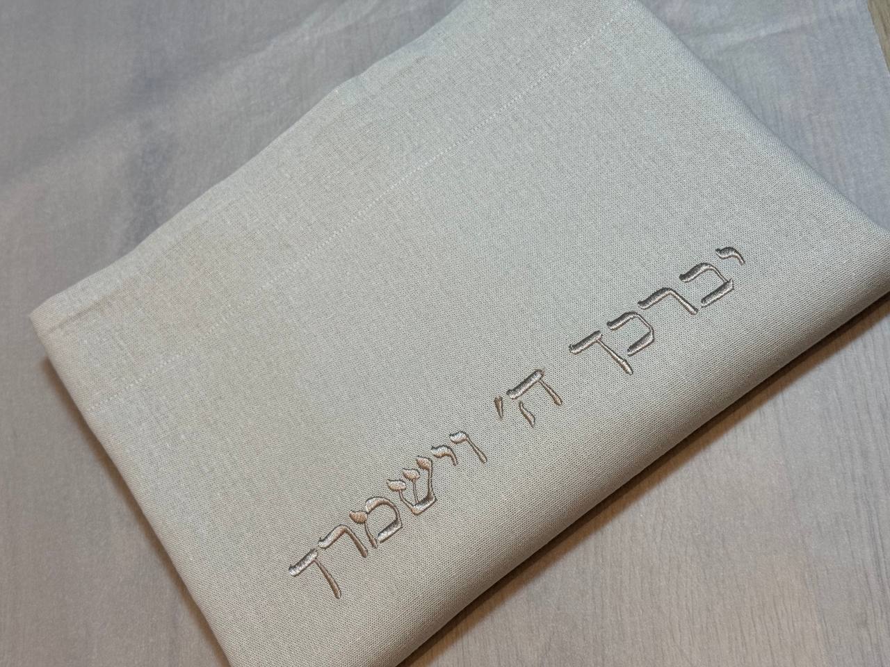 שמיכה רקומה תואמת לכרית ברית בגימור ממוסגר - גוון בז'